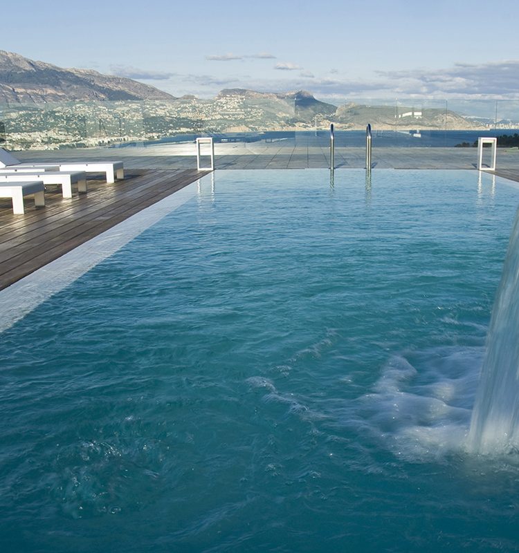 أحد أحواض السباحة في